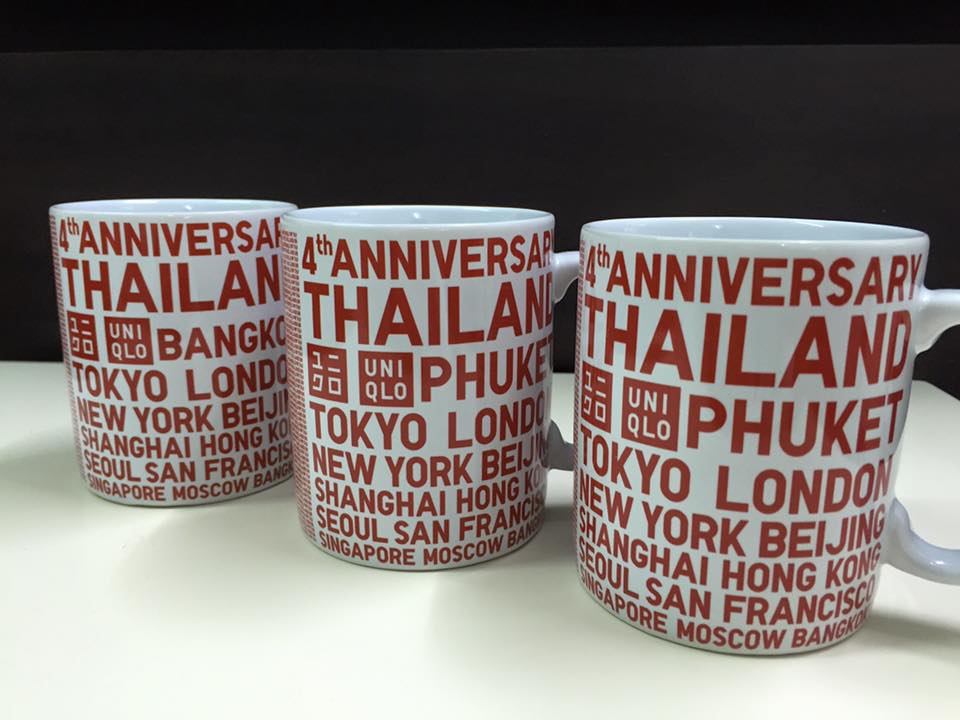 แก้วเซรามิคสกรีนลาย UNIQLO หลายใบ จัดเรียงแสดงผลงานจากโรงงาน